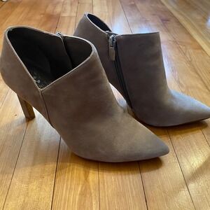 Vince Camuto Selsta Suede Taupe Ankle Boots Pointed Toe Zipper Heel Women Size 8